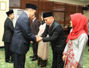 Menag, Lukman Hakim Saifuddin, melantik Rektor UIN Sunan Gunung Djati Bandung periode 2019-2023, Prof. Dr. H. Mahmud., M.Si., (Foto: Humas UIN SGD).