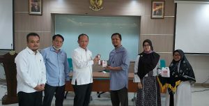 Warga Bersyukur Dapat Bantuan dari UIN Bandung