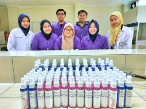 FST bersama Jurusan Kimia UIN SGD Bandung pro aktif mengambil bagian dalam upaya pencegahan virus Covid-19 dengan membuat hand sanitizer berstandar BPOM, (Foto: Humas UIN SGD).