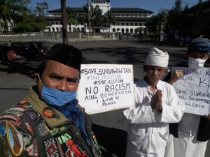 Demo Selfi Hepi, Protes Keras Penyegelan Pemakaman Tokoh Masyarakat AKUR Sunda Wiwitan