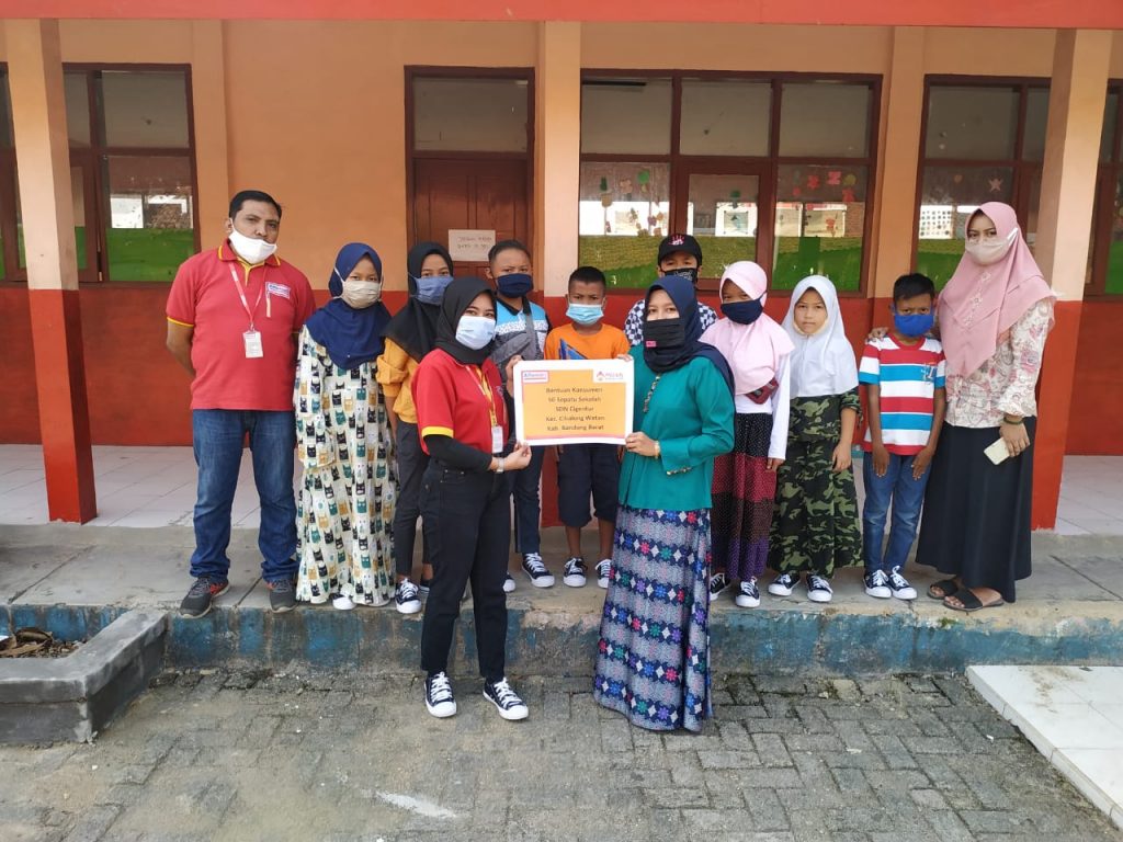 300 Anak di Kabupaten Bandung Barat Dapat Sepatu Sekolah Gratis