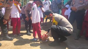 Ratusan anak SD di Desa Argasari, Majalengka menerima pemberian sepatu baru gratis dari Polres Majalengka, (Foto: Rik/Didikpos.com).