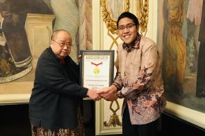 Doktor Termuda Indonesia Dapat Penghargaan MURI