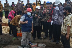 Bupati Pangandaran, H. Jeje Wiradinata, melakukan peletakan batu pertama pembangunan ruang kelas baru MTs Negeri 1 Pangandaran, Kamis (13/8/2020), (Foto: Pemkab Pangandaran).