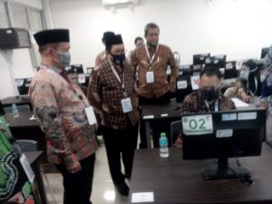 Wamenag, Zainut Tauhid Sa’adi (dua kanan) memantau pelaksanaan SPAN-UM PTKIN seluruh Indonesia yang dilakukan secara daring, di Kampus UIN SGD Bandung, (Foto: Dede Suherlan/Didikpos.com).