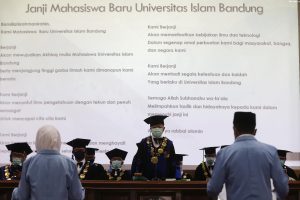 Rektor Unisba, Edi Setiadi mendengarkan Janji Mahasiswa Baru, seusai melantik secara simbolis pada Prosesi Pelantikan Mahasiswa Baru Tahun Akademik 2020/2021, (Foto: Pikiran-Rakyat.com).