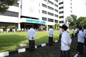 Hari Santri, Sembari Kenakan Sarung dan Peci Menag Sanjung Keluarga Pesantren