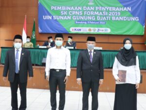 Rektor Serahkan 50 SK CPNS Formasi 2019 UIN Bandung