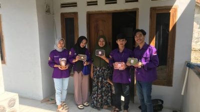 Mahasiswa Unida Bantu UMKM Desa Cisalada Bikin Label Produk